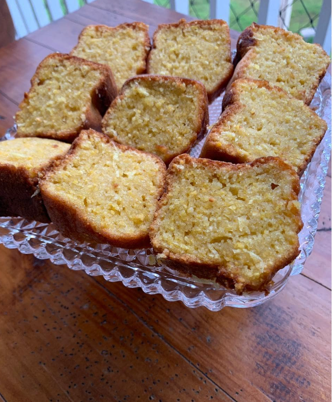 Bolo de milho fatiado