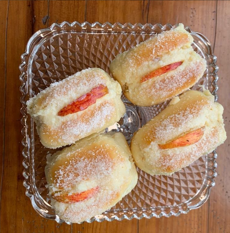 Pães doces com coco e goiabada
